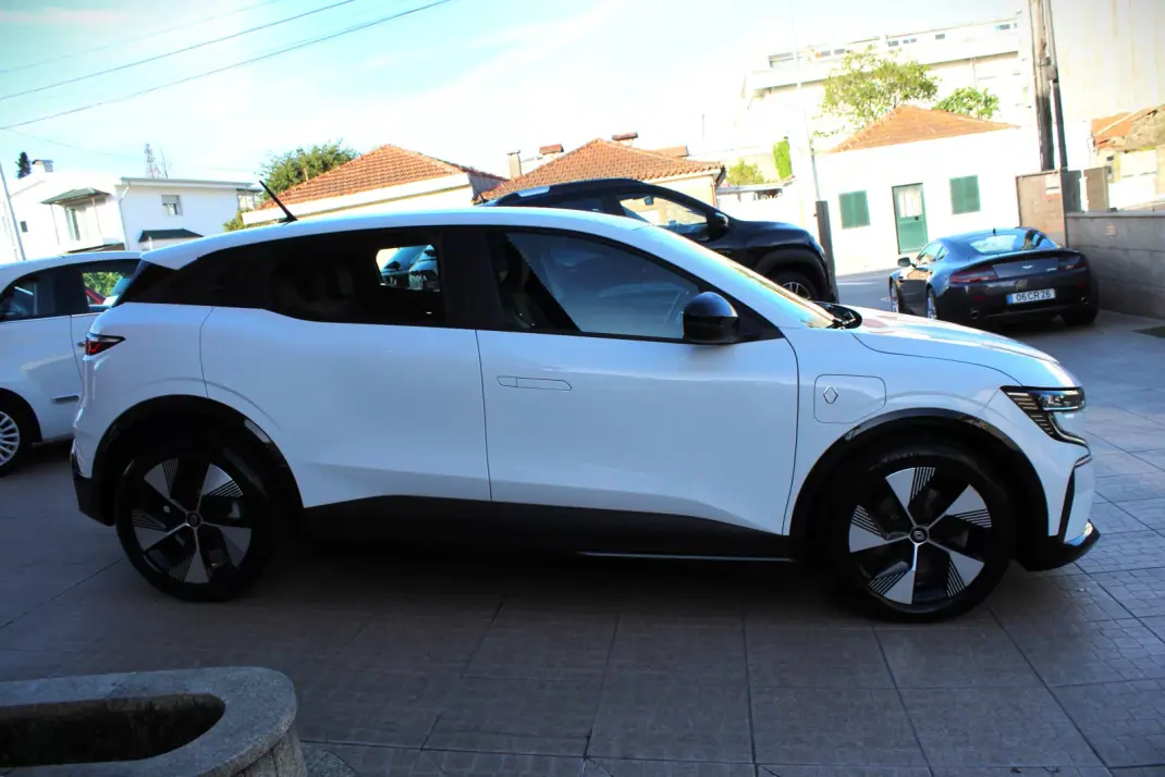 Renault Mégane E-Tech 2022 - 21000 EUR, 31000 km - AUTO.MOTO.pt - 31000km - foto 5 de 29