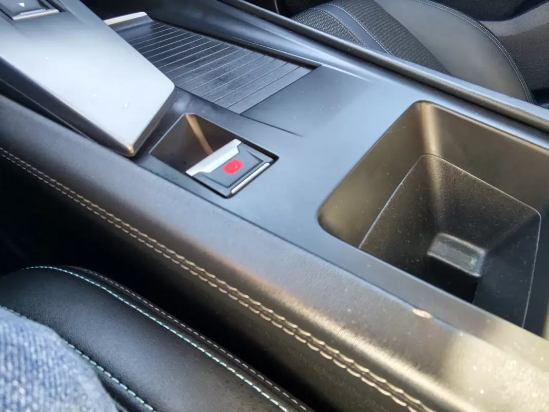 Peugeot 308 2022 - 19500 EUR, 130000 km - AUTO.MOTO.pt - 130000km - foto 31 de 37