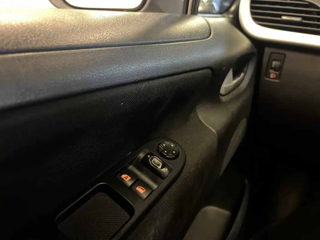 Peugeot 207 2010 - 6990 EUR, 125000 km - 125000km - foto 20 de 27