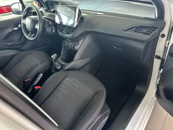 Peugeot 208 2018 - 11990 EUR, 141744 km - AUTO.MOTO.pt - 141744km - foto 5 de 21