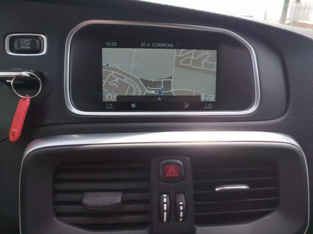 Volvo V40 Cross Country 2014 - 13950 EUR, 143620 km - AUTO.MOTO.pt - 143620km - foto 8 de 19