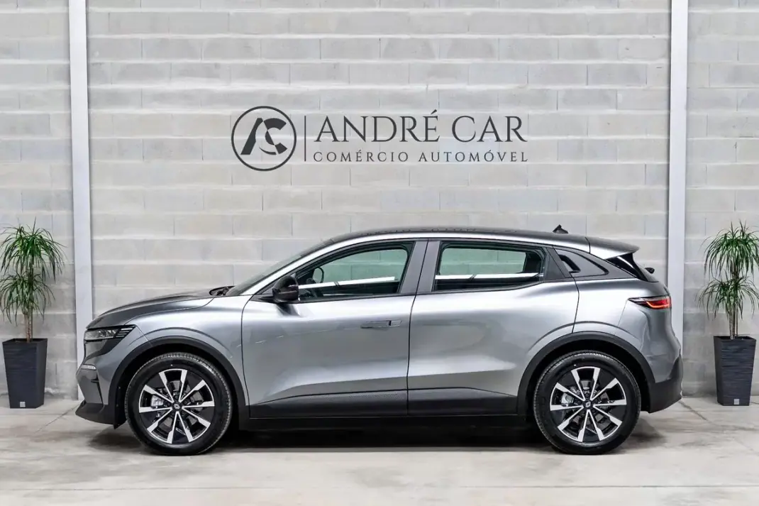 Renault Mégane E-Tech 2023 - 21950 EUR, 62742 km - AUTO.MOTO.pt - 62742km - foto 4 de 52