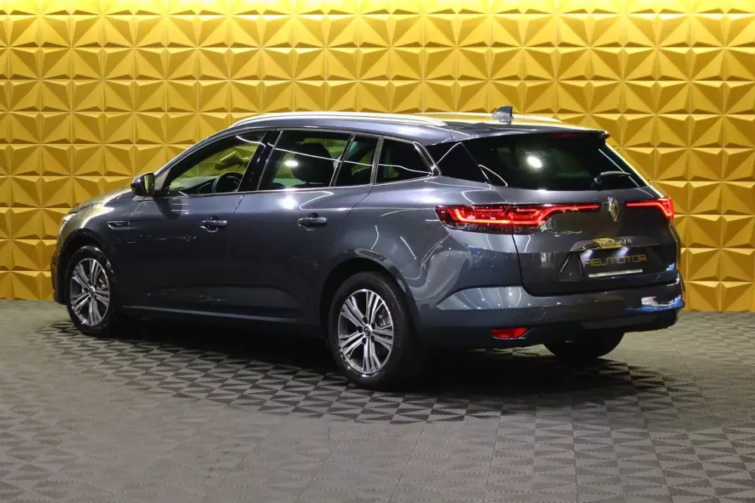 Renault Mégane Sport Tourer 2022 - 15900 EUR, 141000 km - AUTO.MOTO.pt - 141000km - foto 10 de 30