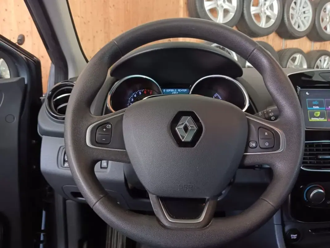 Renault Clio 2017 - 12900 EUR, 58000 km - AUTO.MOTO.pt - 58000km - foto 10 de 17