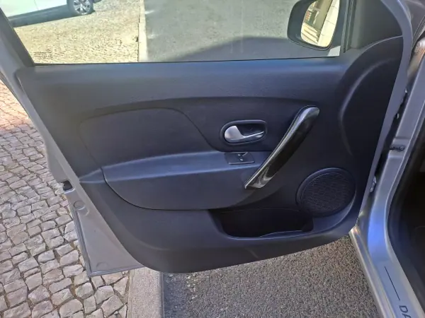 Dacia Sandero 2018 - 8500 EUR, 155000 km - AUTO.MOTO.pt - 155000km - foto 9 de 22