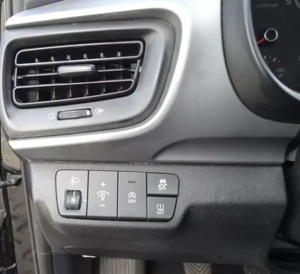 Kia Stonic 2021 - 13500 EUR, 59472 km - AUTO.MOTO.pt - 59472km - foto 4 de 25