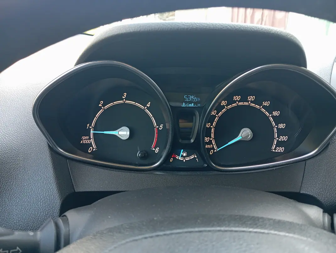 Ford Tourneo Courier 2017 - 10500 EUR, 122000 km - AUTO.MOTO.pt - 122000km - foto 9 de 13