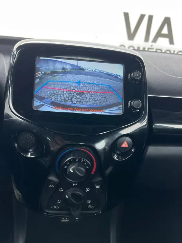 Toyota Aygo 2016 - 10900 EUR, 89310 km - AUTO.MOTO.pt - 89310km - foto 8 de 15