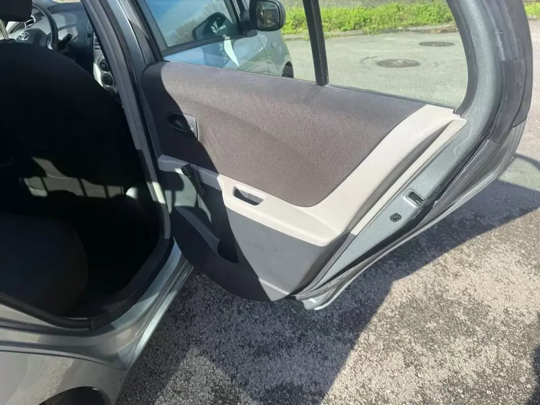 Toyota Yaris 2006 - 5650 EUR, 162000 km - AUTO.MOTO.pt - 162000km - foto 17 de 23