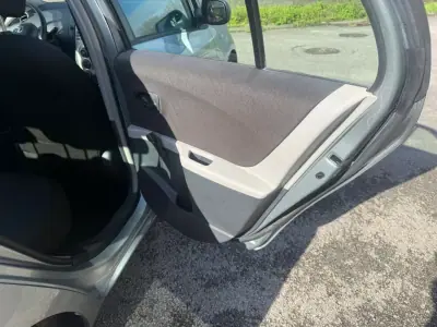 Toyota Yaris 2006 - 5650 EUR, 162000 km - AUTO.MOTO.pt - 162000km - foto 17 de 23