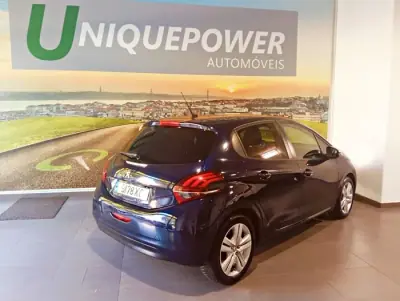 Peugeot 208 2019 - 8299 EUR, 136000 km - AUTO.MOTO.pt - 136000km - foto 5 de 48