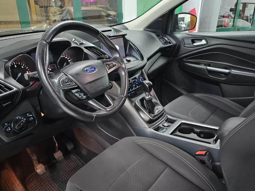 Ford Kuga 2017 - 16500 EUR, 105904 km - AUTO.MOTO.pt - 105904km - foto 3 de 11