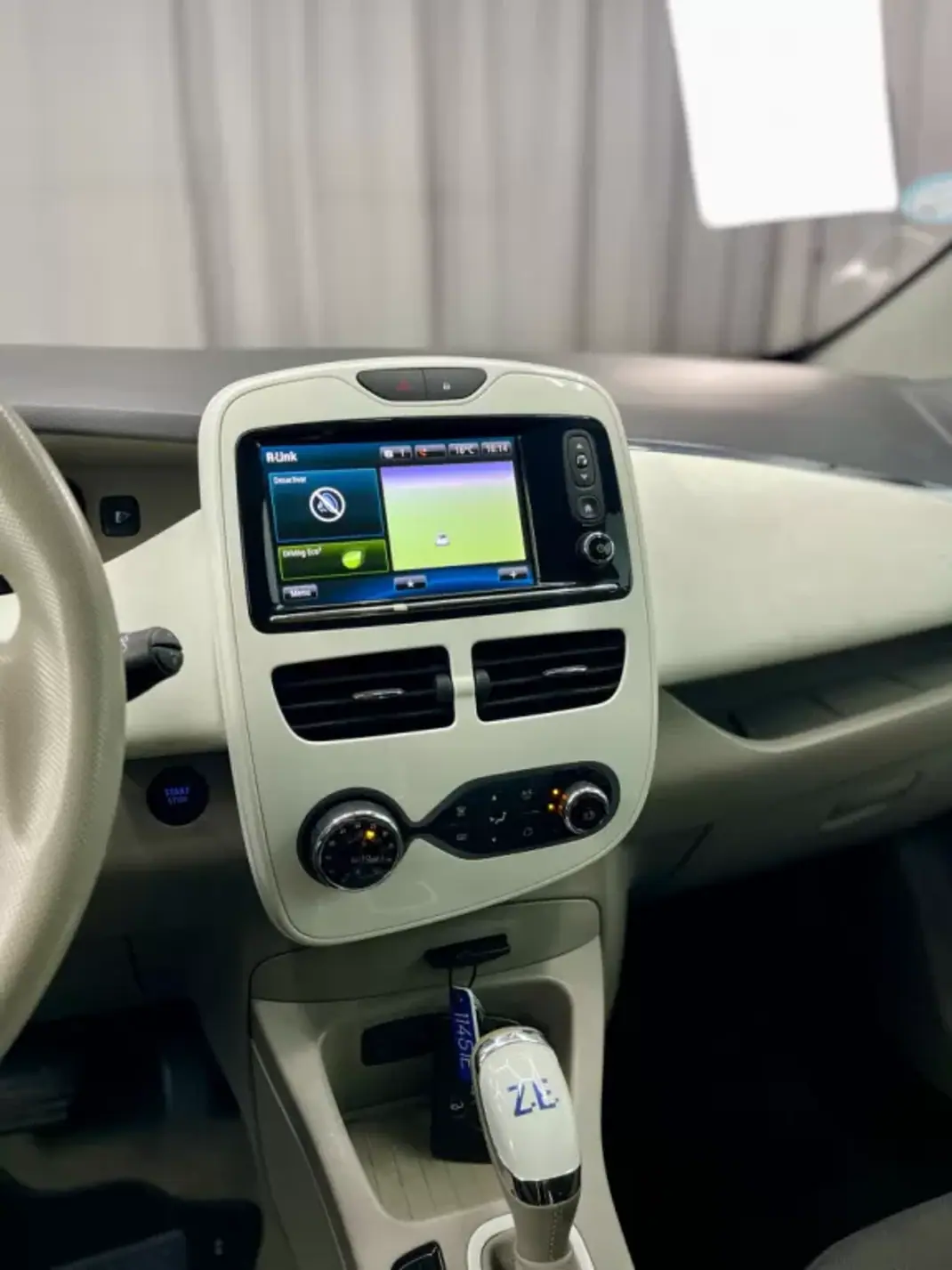 Renault Zoe 2016 - 8250 EUR, 26500 km - 26500km - foto 10 de 14