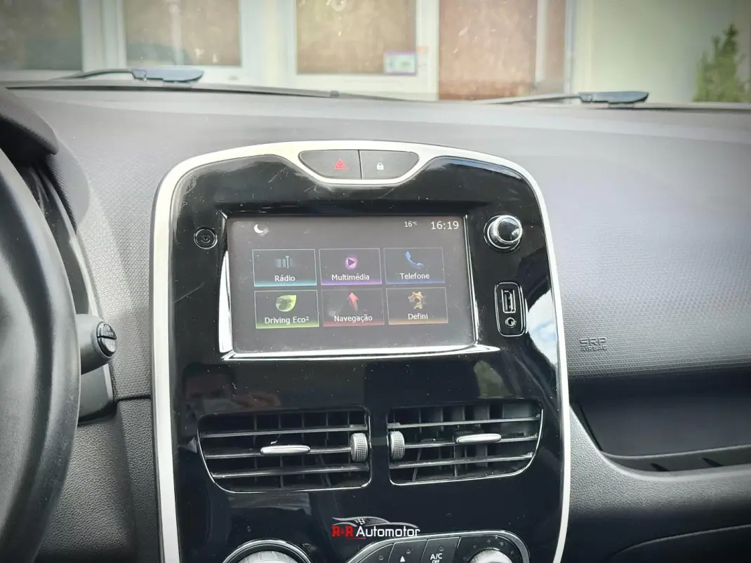 Renault Clio 2015 - 10990 EUR, 140000 km - AUTO.MOTO.pt - 140000km - foto 11 de 12