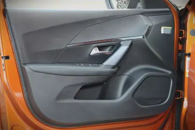 Peugeot e-2008 2020 - 19450 EUR, 54000 km - AUTO.MOTO.pt - 54000km - foto 40 de 41