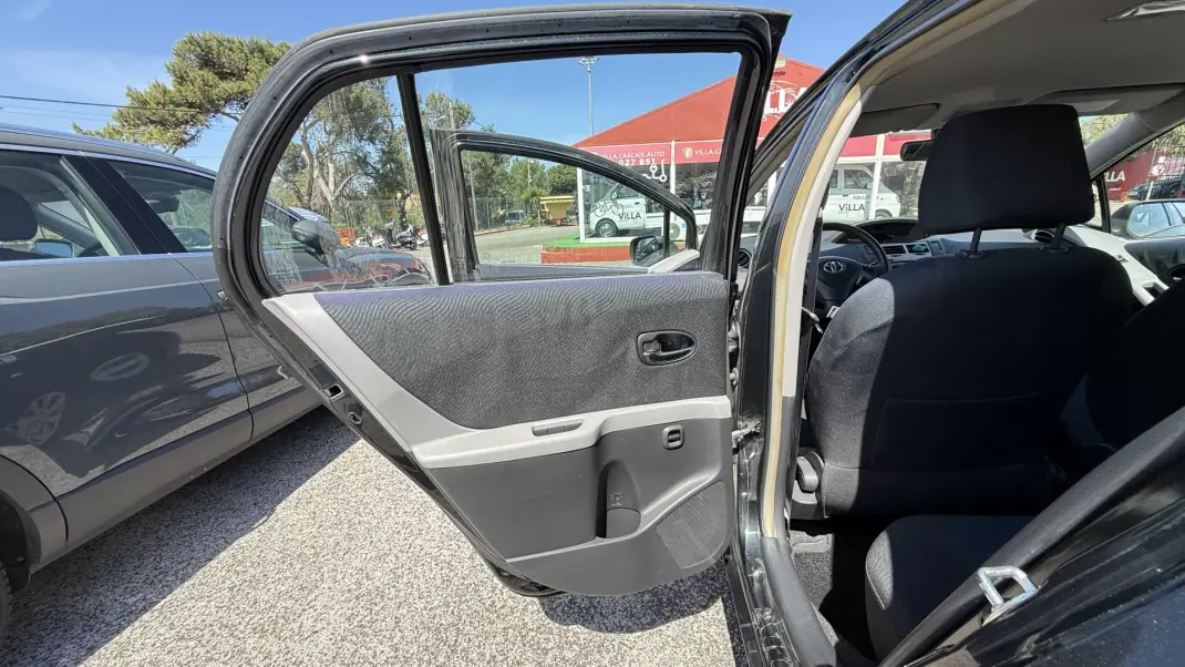 Toyota Yaris 2010 - 8700 EUR, 69707 km - AUTO.MOTO.pt - 69707km - foto 27 de 35