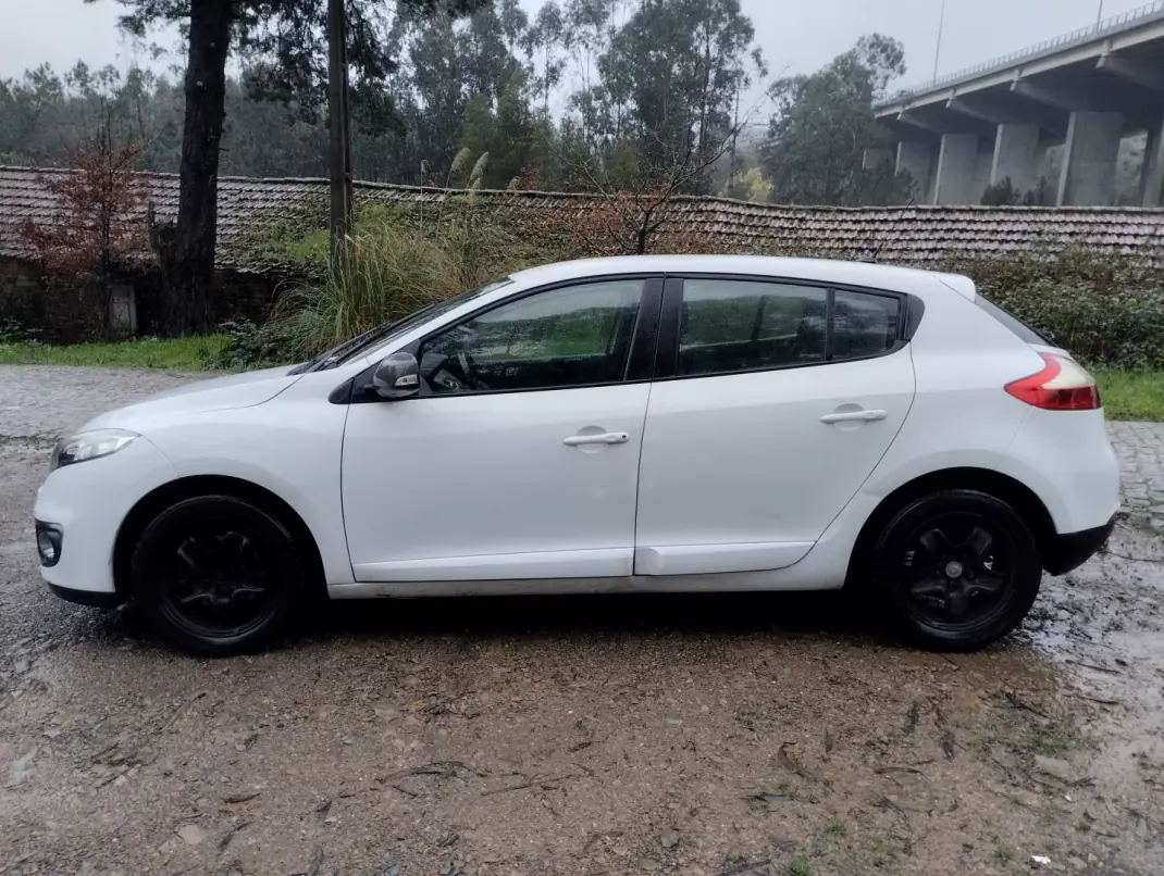 Renault Mégane 2013 - 3750 EUR, 320000 km - AUTO.MOTO.pt - 320000km - foto 4 de 27