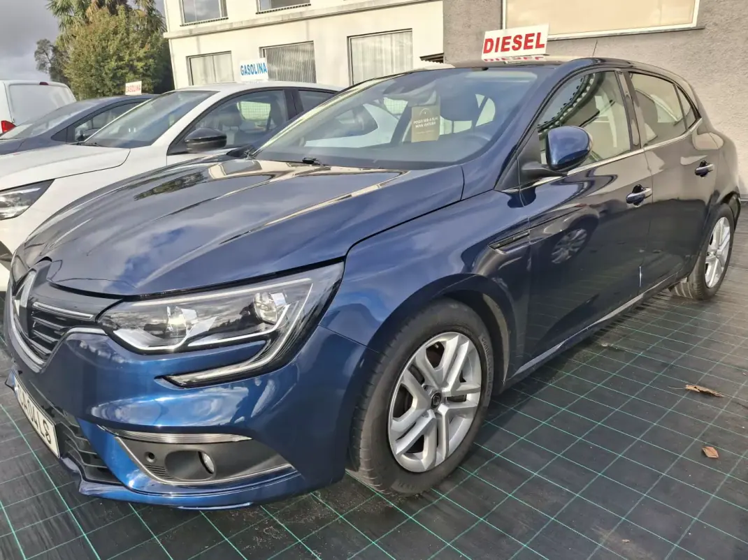 Renault Mégane 2019 - 16500 EUR, 179121 km - AUTO.MOTO.pt - 179121km - foto 8 de 22