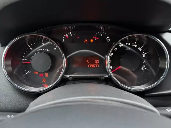 Peugeot 3008 2013 - 8900 EUR, 179677 km - AUTO.MOTO.pt - 179677km - foto 7 de 11