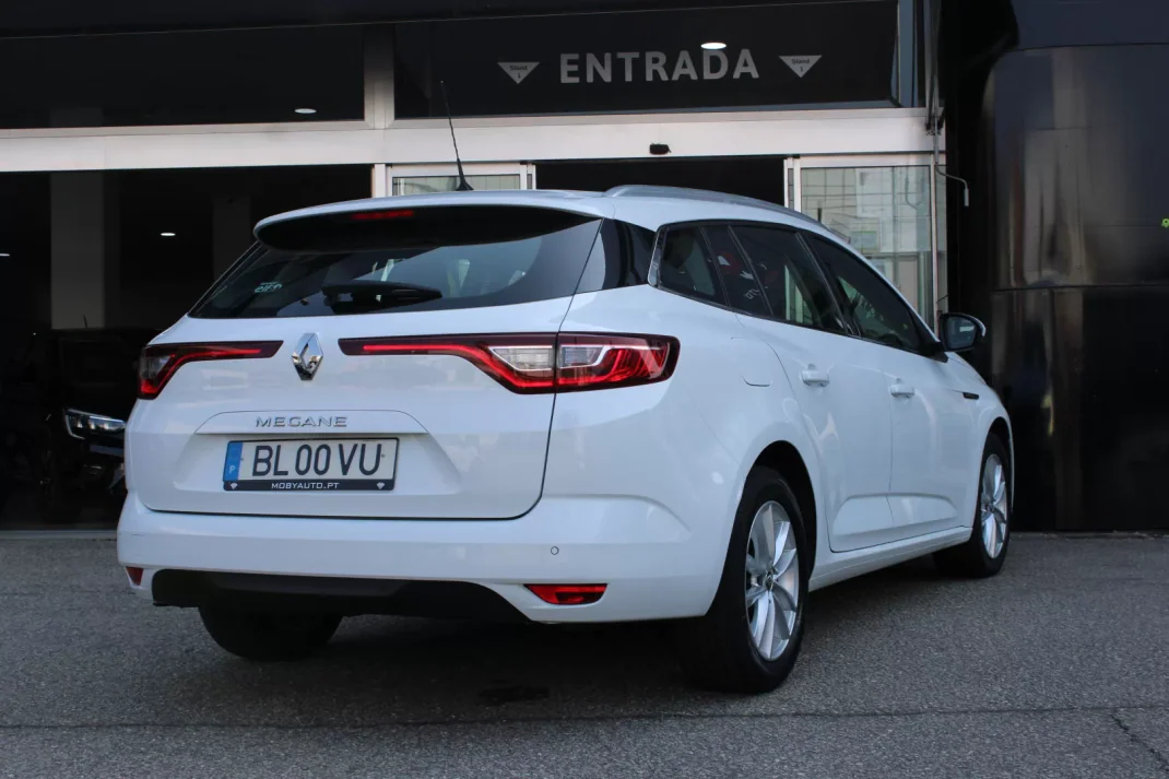 Renault Mégane Sport Tourer 2019 - 16900 EUR, 95084 km - AUTO.MOTO.pt - 95084km - foto 4 de 19