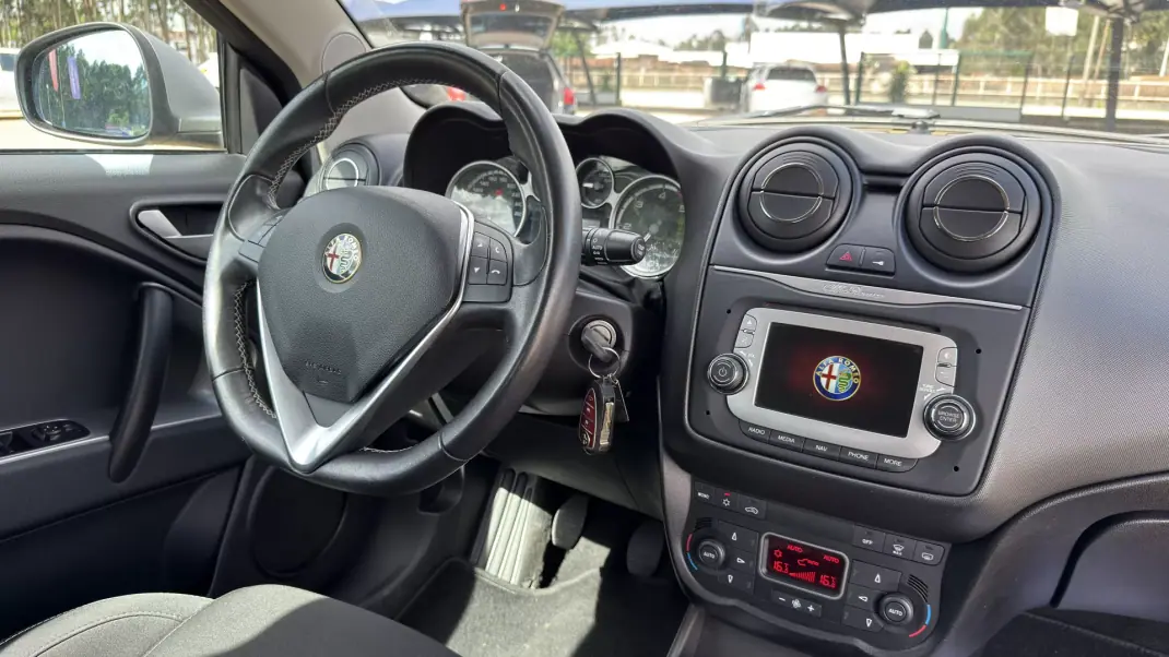 Alfa Romeo MiTo 2015 - 11600 EUR, 146000 km - AUTO.MOTO.pt - 146000km - foto 22 de 40