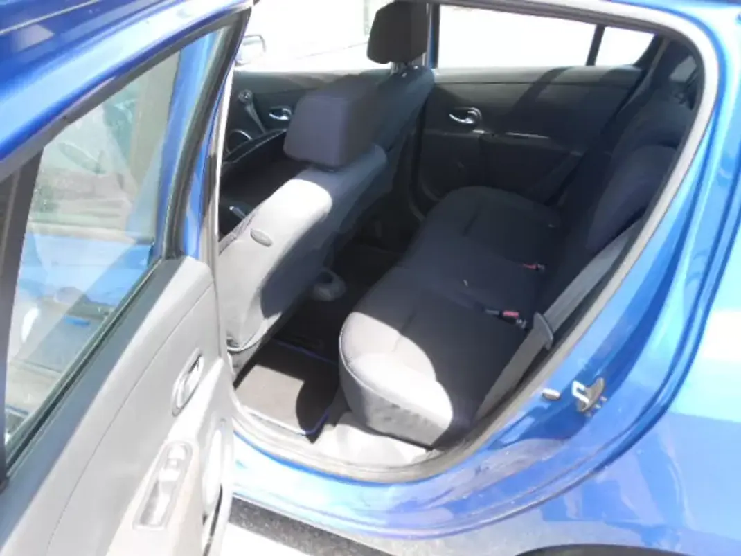 Renault Clio 2006 - 4750 EUR, 265045 km - AUTO.MOTO.pt - 265045km - foto 7 de 12