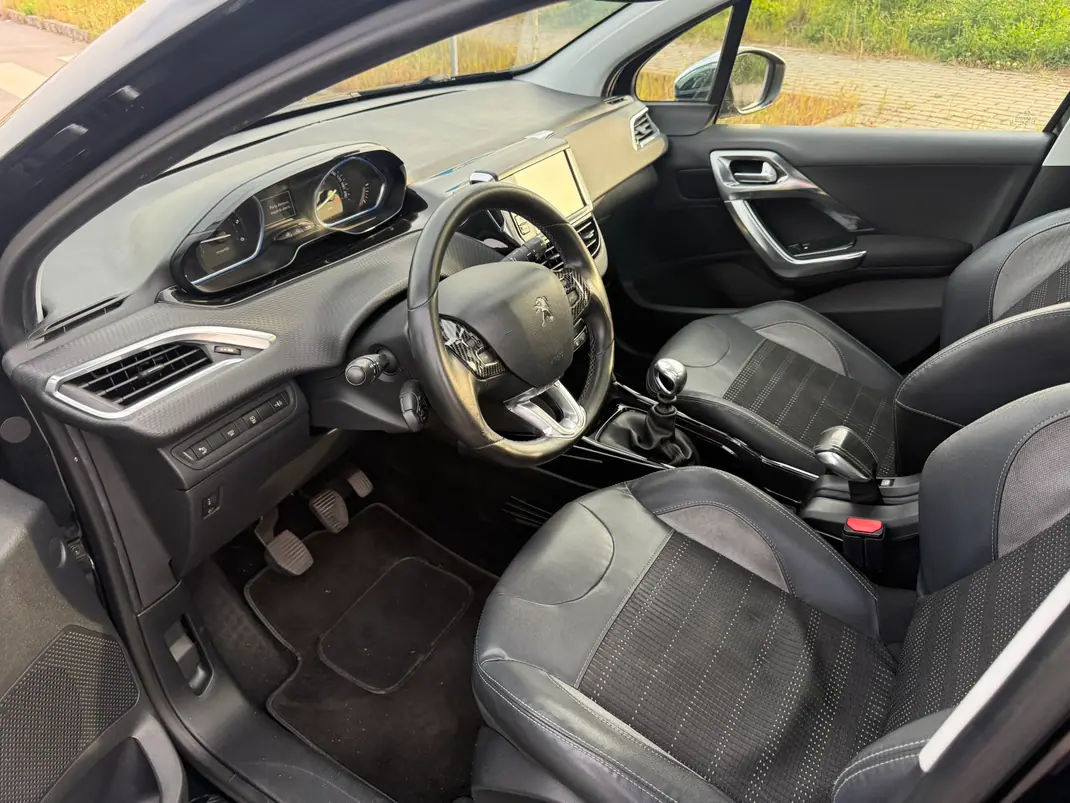 Peugeot 2008 2016 - 10900 EUR, 160000 km - AUTO.MOTO.pt - 160000km - foto 7 de 9