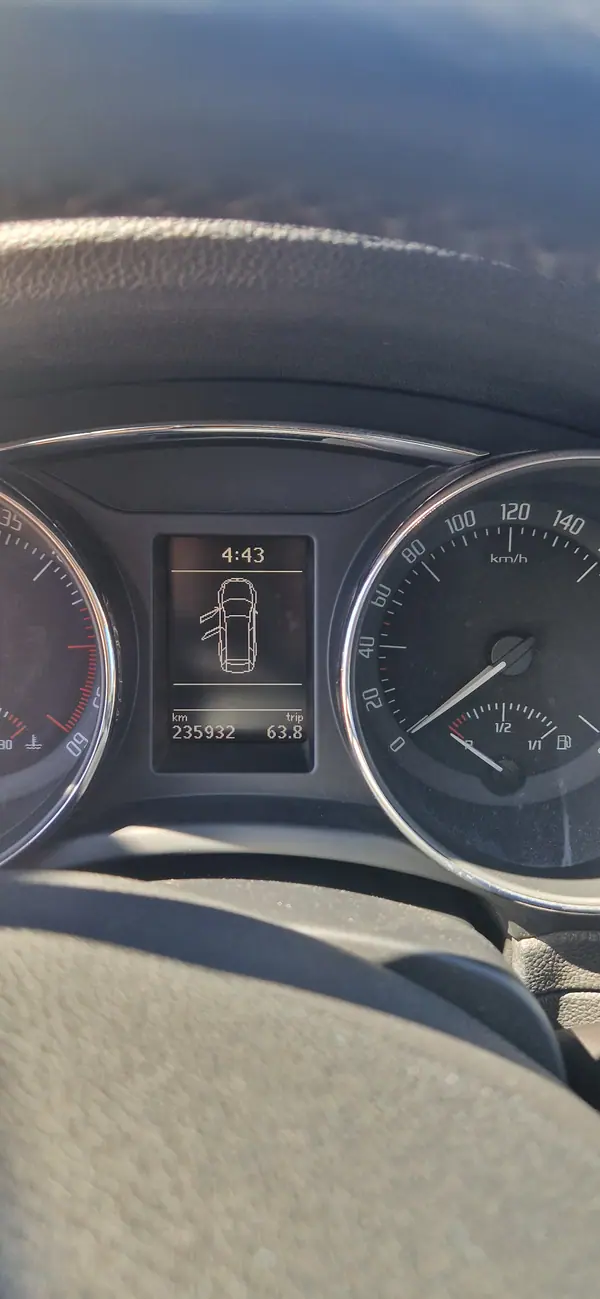 Skoda Superb Break 2010 - 9850 EUR, 235000 km - AUTO.MOTO.pt - 235000km - foto 5 de 11