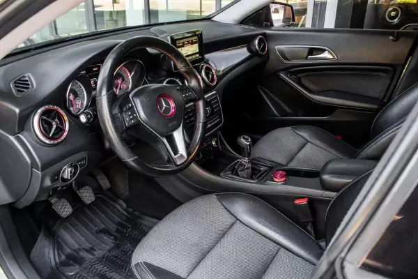 Mercedes-Benz CLA 200 2014 - 16450 EUR, 260032 km - AUTO.MOTO.pt - 260032km - foto 19 de 31
