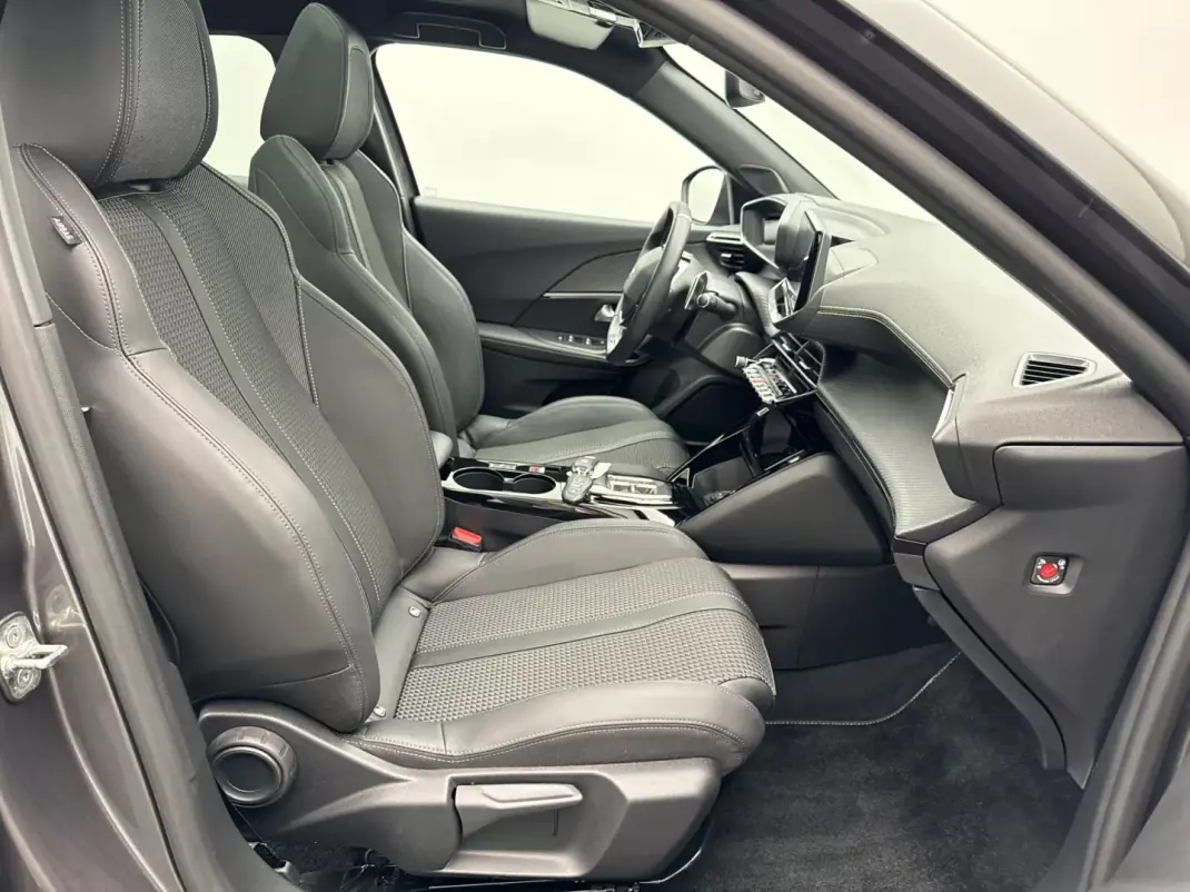 Peugeot 2008 2023 - 22390 EUR, 15000 km - 15000km - foto 8 de 13