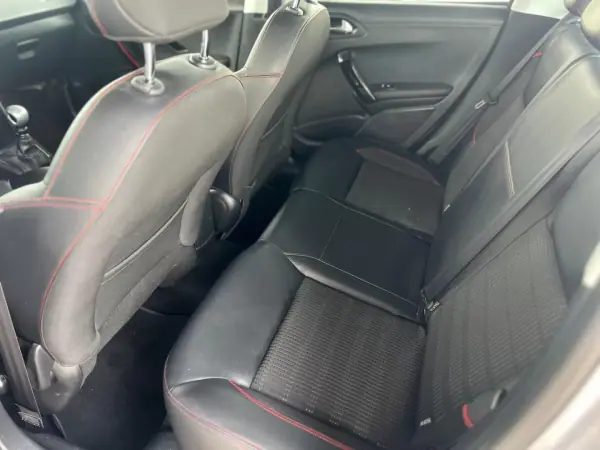 Peugeot 208 2018 - 13500 EUR, 41987 km - AUTO.MOTO.pt - 41987km - foto 8 de 18