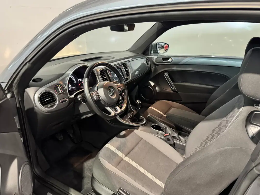 Volkswagen New Beetle 2018 - 19900 EUR, 58588 km - 58588km - foto 36 de 47