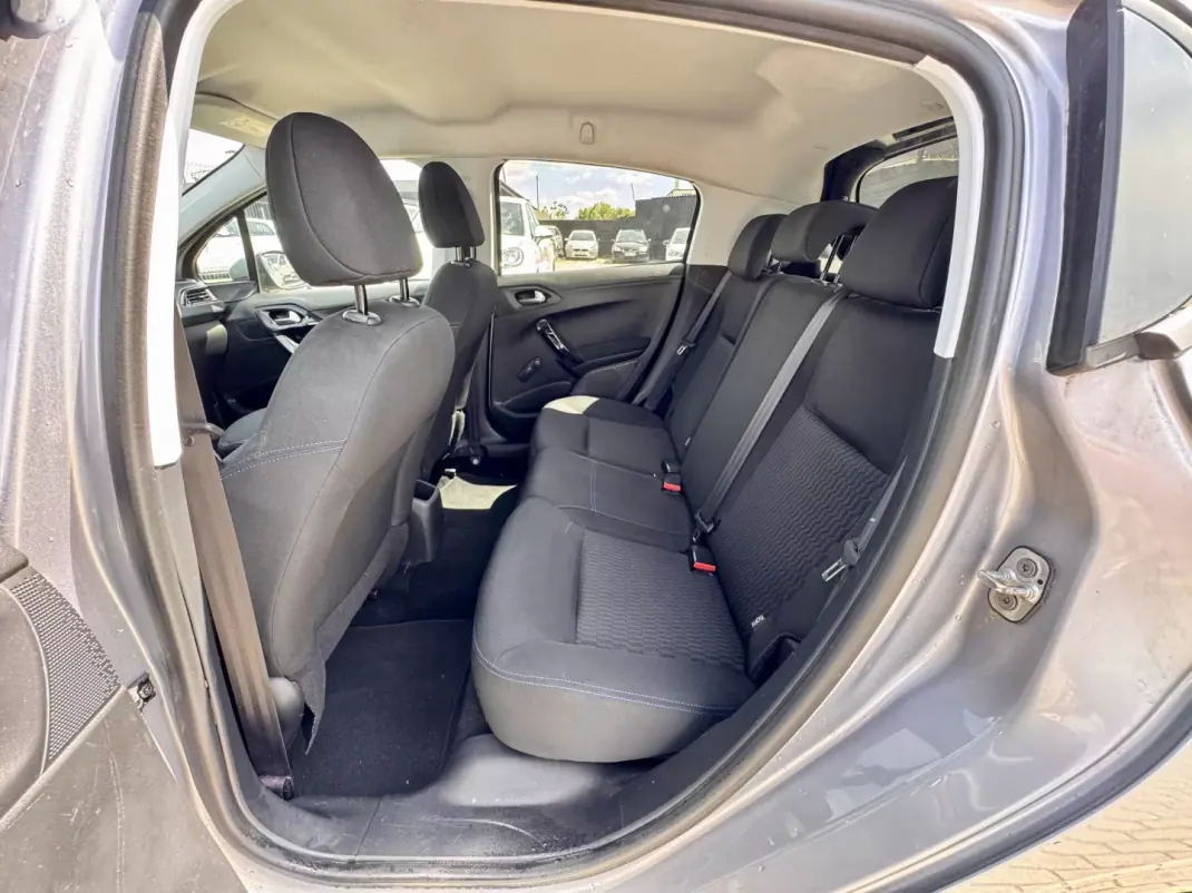 Peugeot 208 2019 - 11990 EUR, 53000 km - AUTO.MOTO.pt - 53000km - foto 18 de 19