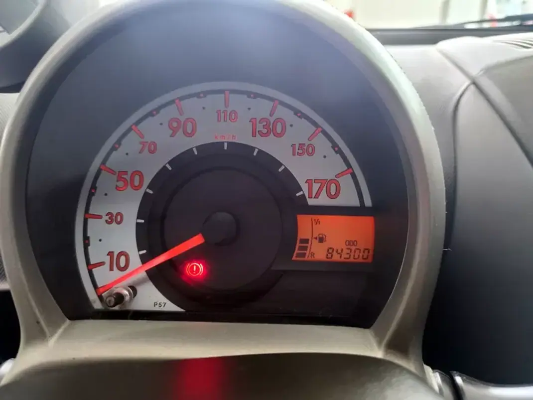 Peugeot 107 2011 - 6480 EUR, 84000 km - AUTO.MOTO.pt - 84000km - foto 16 de 21