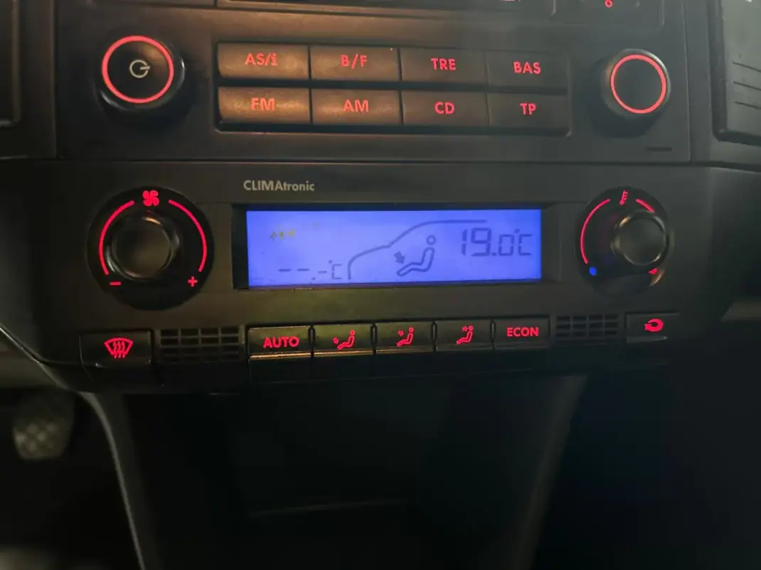 Volkswagen Polo 2009 - 6000 EUR, 189000 km - AUTO.MOTO.pt - 189000km - foto 18 de 21