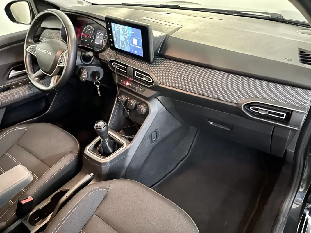 Dacia Jogger 2023 - 14950 EUR, 107000 km - AUTO.MOTO.pt - 107000km - foto 28 de 33
