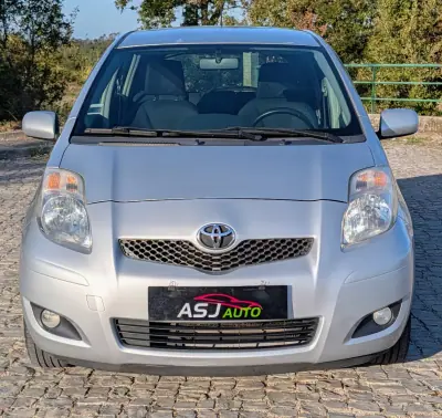 Toyota Yaris 2009 — photo 3 of 21