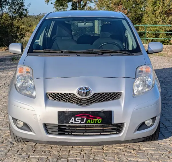 Toyota Yaris 2009 — photo 3 of 21