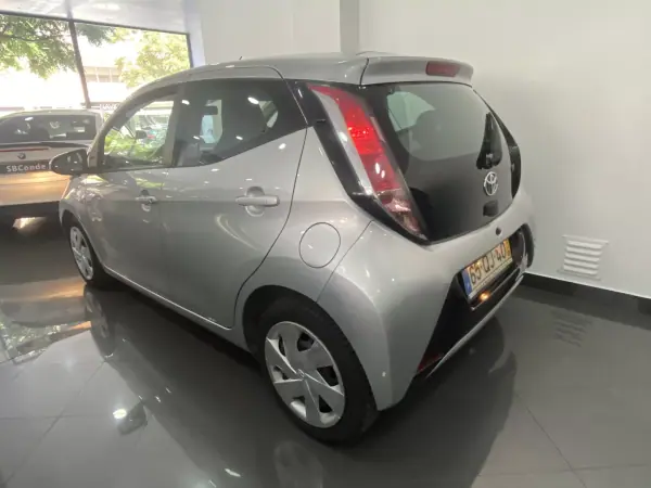 Toyota Aygo 2015 - 9850 EUR, 116267 km - AUTO.MOTO.pt - 116267km - foto 12 de 34