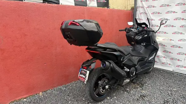 Yamaha TMAX 2023 - 11900 EUR, 5900 km - AUTO.MOTO.pt - 5900km - foto 6 de 9