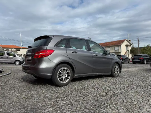 Mercedes-Benz B 180 2014 - 11900 EUR, 259000 km - AUTO.MOTO.pt - 259000km - foto 9 de 17