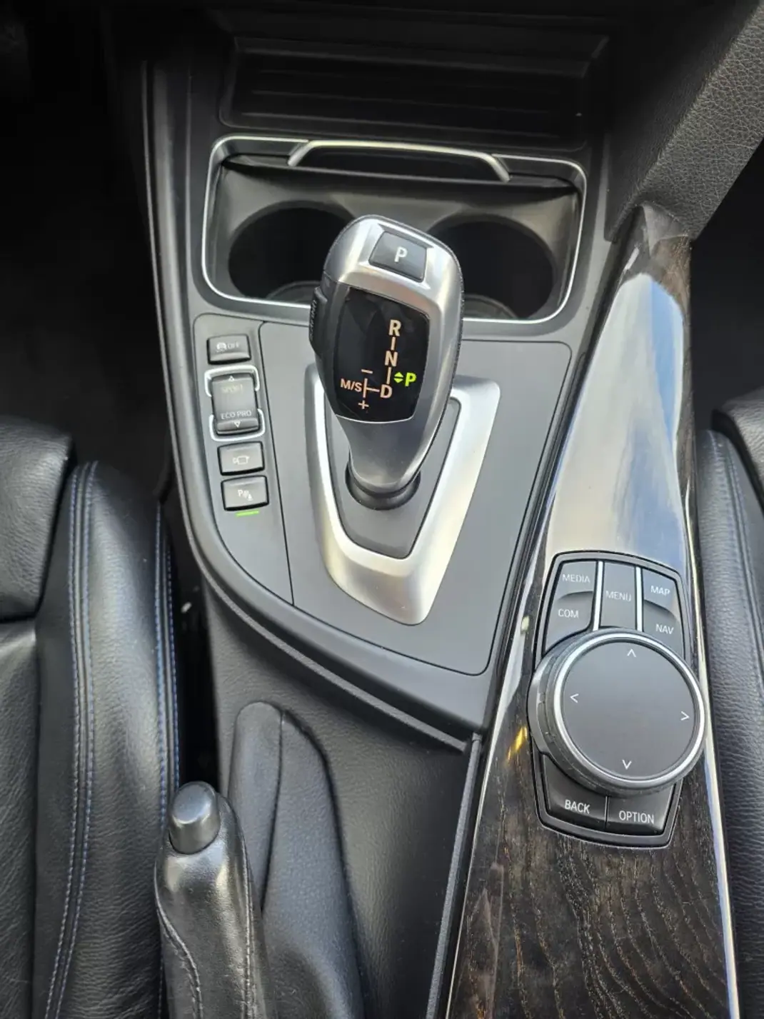 BMW 318 2018 - 19950 EUR, 170000 km - AUTO.MOTO.pt - 170000km - foto 12 de 18