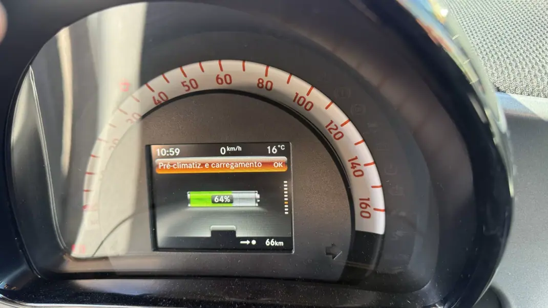 Smart Fortwo Cabrio 2018 - 10490 EUR, 55157 km - AUTO.MOTO.pt - 55157km - foto 34 de 40