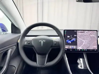 Tesla Model 3 2019 - 17000 EUR, 233000 km - AUTO.MOTO.pt - 233000km - foto 16 de 20