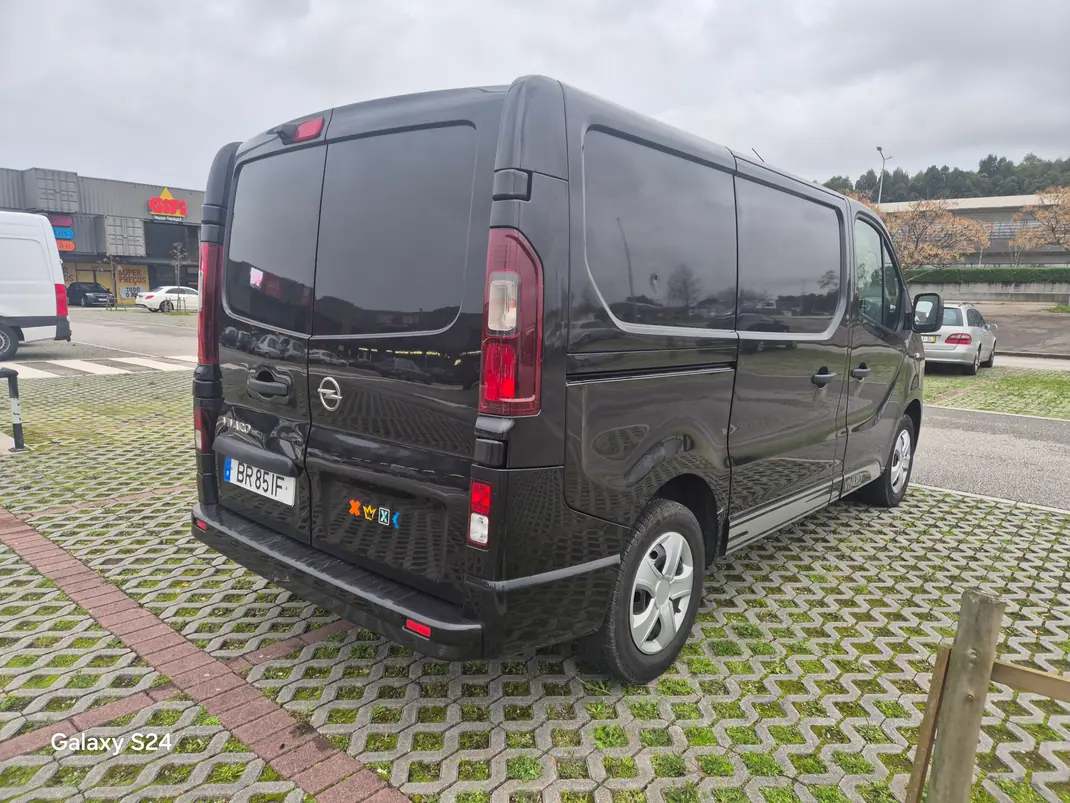 Opel Vivaro 2018 - 12900 EUR, 220000 km - AUTO.MOTO.pt - 220000km - foto 4 de 12