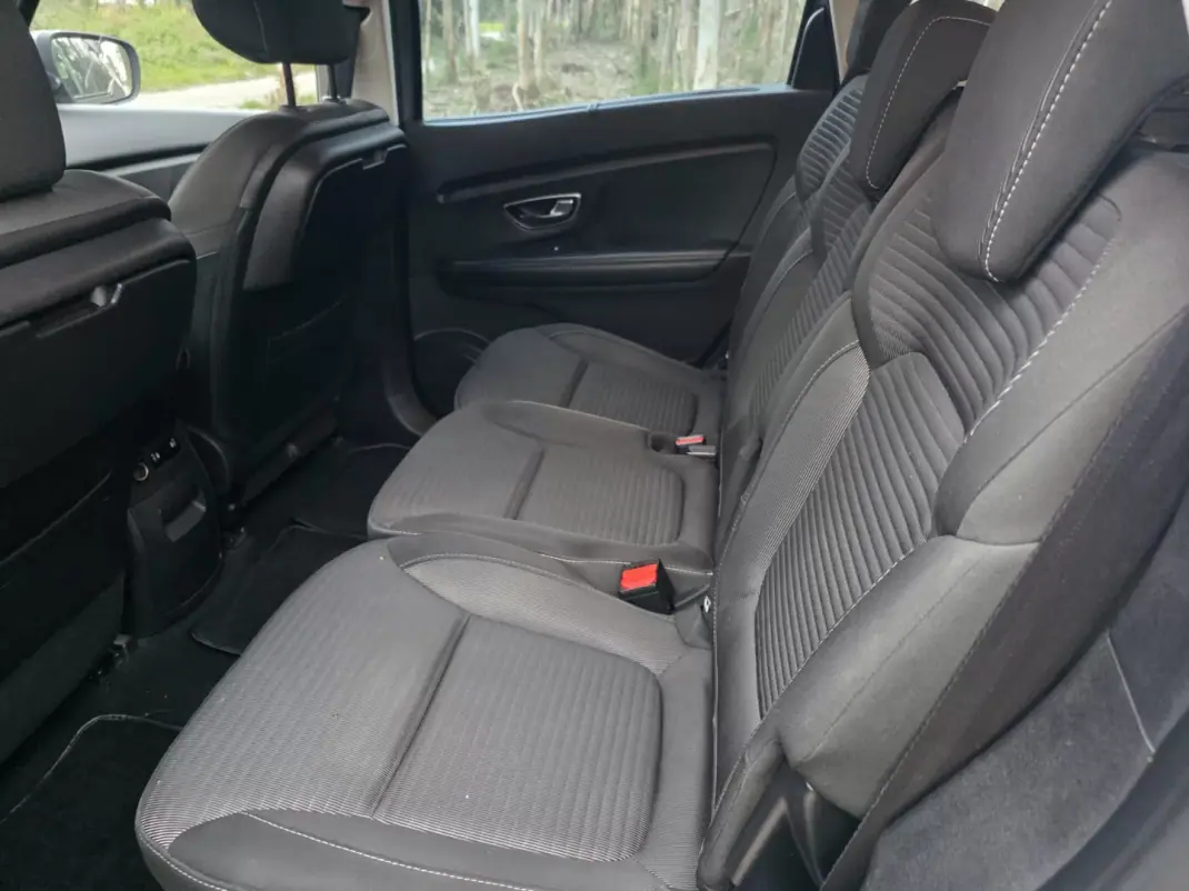 Renault Grand Scénic 2017 - 12750 EUR, 320000 km - AUTO.MOTO.pt - 320000km - foto 30 de 40