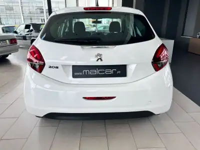 Peugeot 208 2018 - 11990 EUR, 141744 km - AUTO.MOTO.pt - 141744km - foto 17 de 21