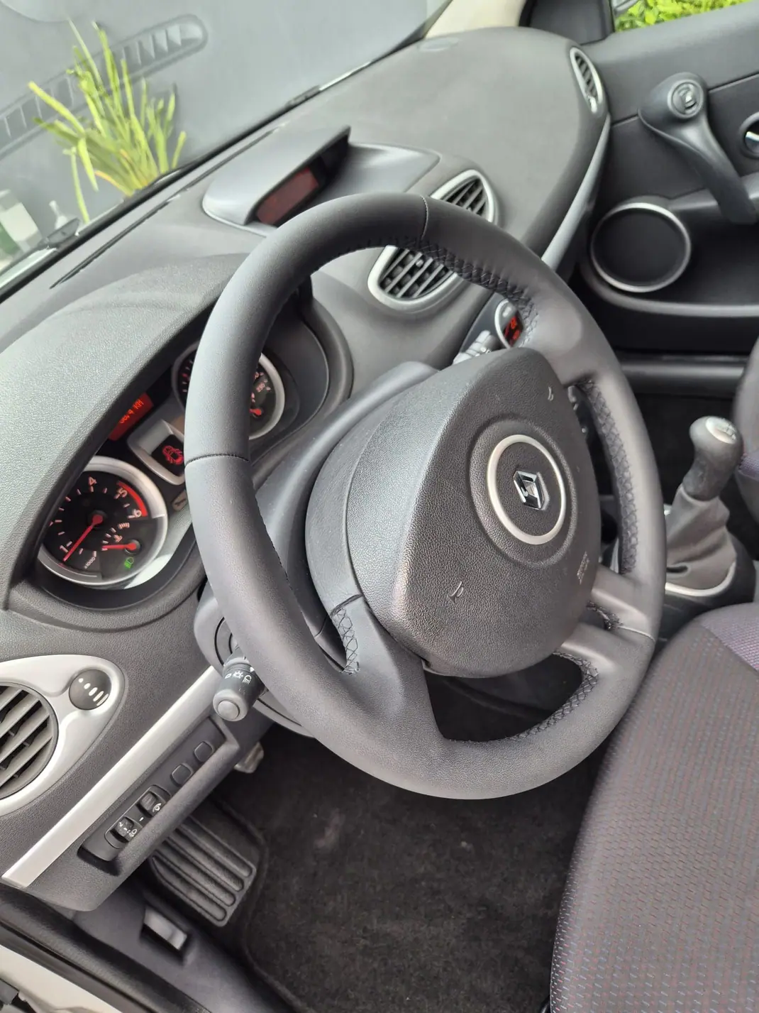 Renault Clio 2006 - 3900 EUR, 233869 km - 233869km - foto 9 de 15