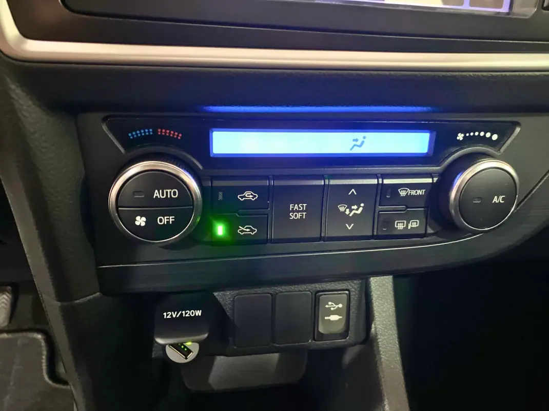 Toyota Auris Touring Sports 2015 - 11500 EUR, 139900 km - 139900km - foto 10 de 17