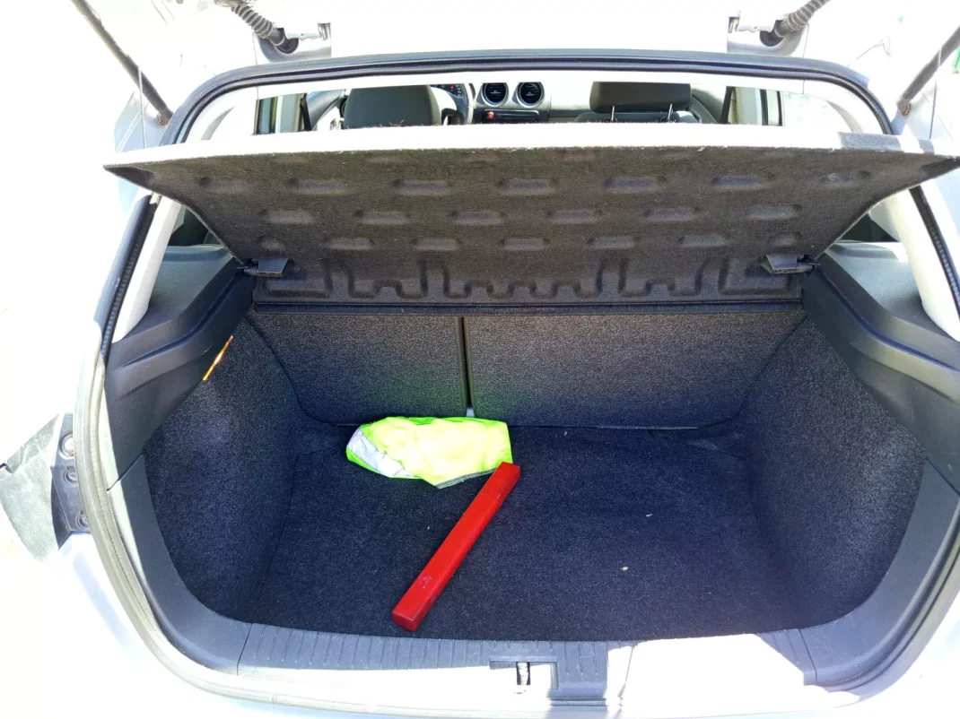 SEAT Ibiza 2006 - 4990 EUR, 144800 km - AUTO.MOTO.pt - 144800km - foto 8 de 10